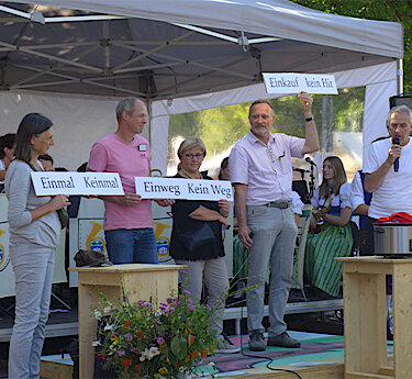 Norbert Seidl mit Vertreterinnen und Vertretern aus Stadtrat, Umweltbeirat und Stadtverwaltung bei der Vorstellung des diesjährigen Ökomarkt-Mottos auf der Bühne Norbert Seidl mit Vertreterinnen und Vertretern aus Stadtrat, Umweltbeirat und Stadtverwaltung bei der Vorstellung des diesjährigen Ökomarkt-Mottos auf der Bühne
